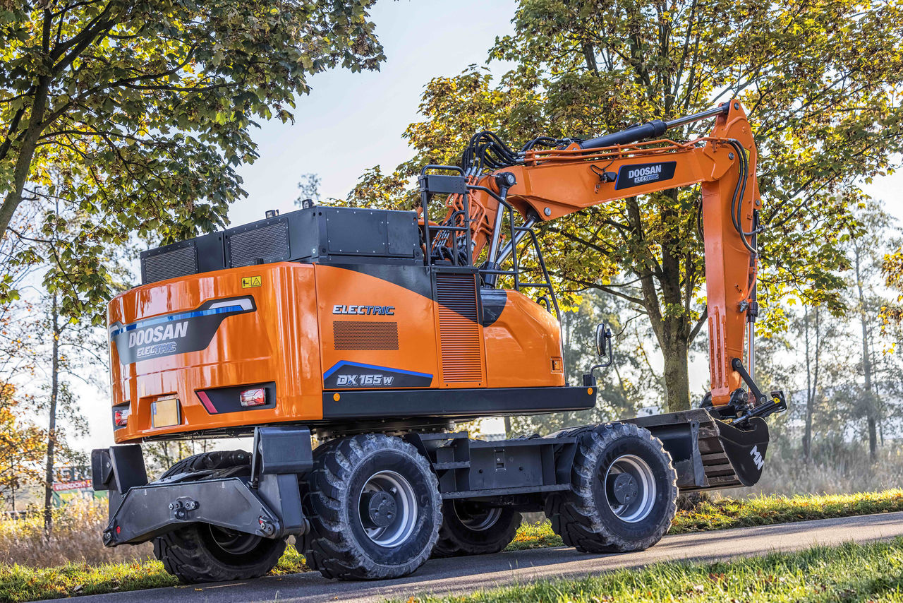 Doosan DX165W Mobilbagger mit Webasto-Batteriesystemen demonstriert Elektrifizierung von Baumaschinen und unterstreicht Webasto als Systempartner in der Presse