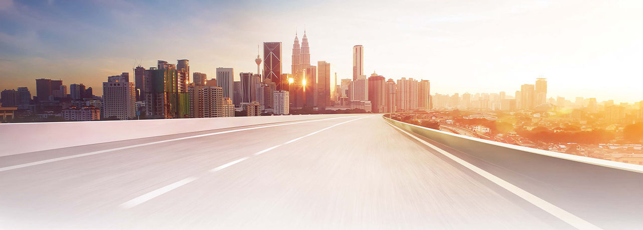 Städtische Skyline und Autobahn als Metapher für Webasto als Systempartner der Elektromobilität mit Fokus auf Ladeinfrastruktur, Batterie- und Thermomanagement.