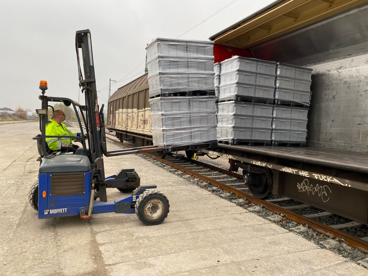 Staplerbeladung palettierter Komponenten für Neubrandenburg-Schienenprojekt mit DB Cargo, logistischer Meilenstein und Bestätigung von Webasto als Systempartner.