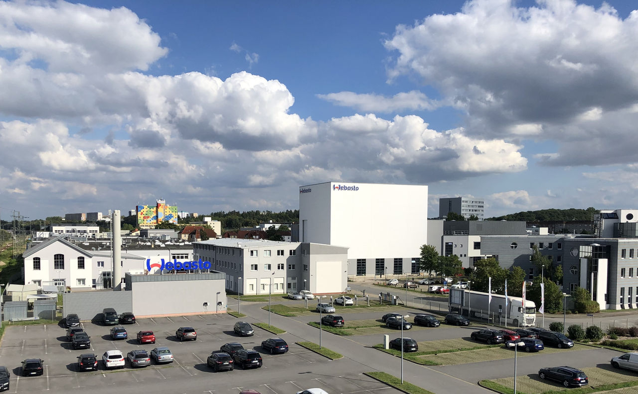 Außenansicht des Webasto Logistikzentrums Neubrandenburg mit Lager- und Bürogebäuden, relevante Standortvisualisierung für Pressemitteilungen zu Logistik.