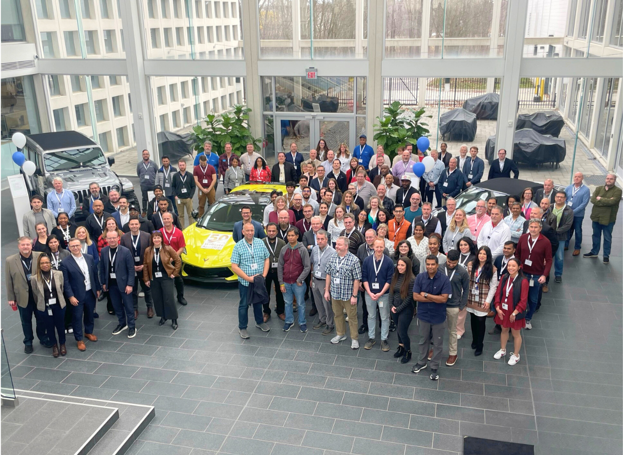 Brad Ring, President und CEO Webasto Americas und Marcel Bartling, CTO der Webasto Gruppe, (erste Reihe, zweite und dritte Person von links) beim Auftakt der Feierlichkeiten zu 50 Jahre Webasto Americas in Auburn Hills (Michigan)