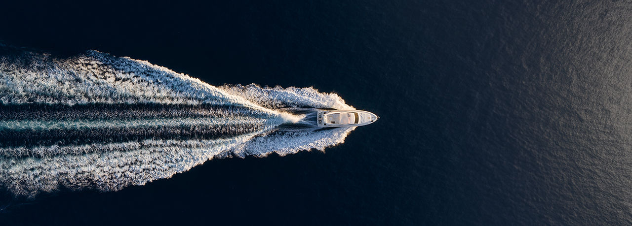 Top-Ansicht eines Bootes auf dem Meer