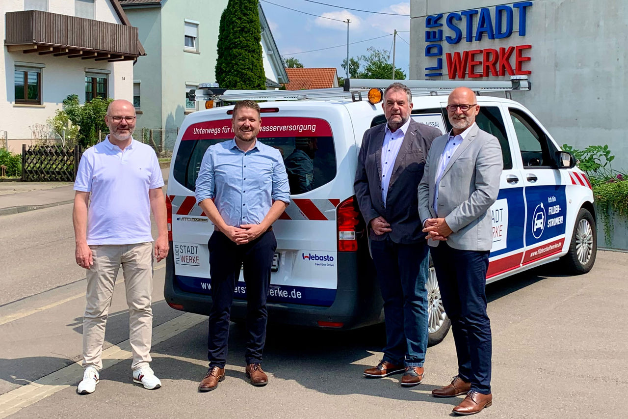 Markus Listl, Head of Technology Filderstadtwerke; Jan Meier, Managing Director Filderstadtwerke; Jens Lind, Regional Sales Manager Webasto; Uwe Trettin, Head of Application Development Cars Europe (from left) handing over the workshop vehicle with a retrofitted Range Plus heating solution for a safe driving range even in cold months.