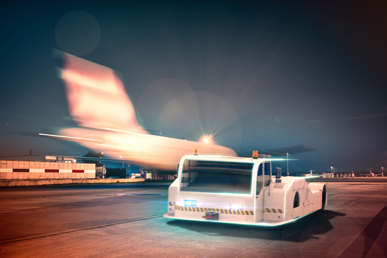 Webasto auf der InterAirport Europe: elektrischer Flugzeugschlepper bei Nacht an der Flughafenrampe, unterstreicht Webasto als Systempartner für bodengebundene Mobilität