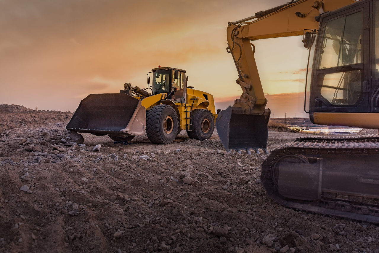 Excavator and wheel loader at dusk on a construction site, illustrating heavy-duty applications for Webasto battery, HVAC and thermal-management solutions.